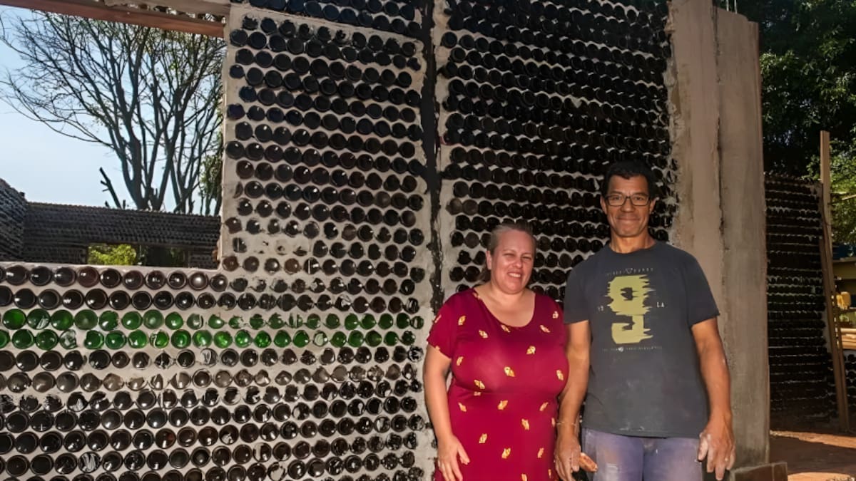 En 2020, una pareja desempleada empezó a construir su casa sustentable: cuatro años después, la vivienda alcanzó los 85 m² con 20.000 botellas de vidrio.