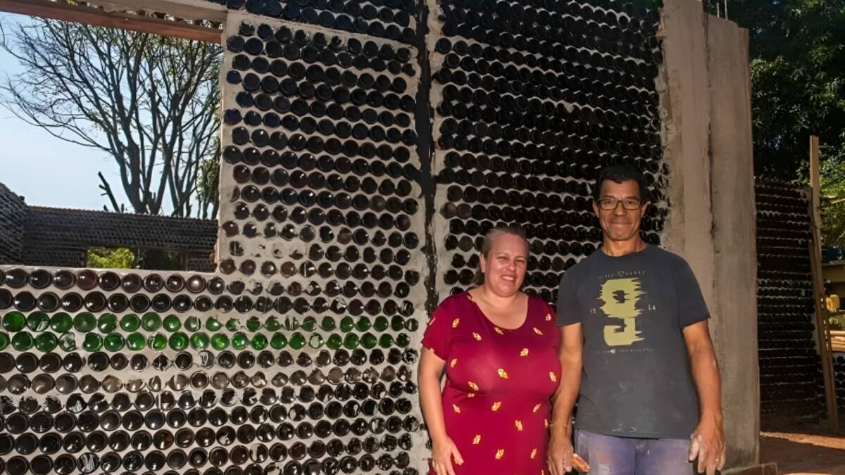 En 2020, una pareja desempleada empezó a construir su casa sustentable: cuatro años después, la vivienda alcanzó los 85 m² con 20.000 botellas de vidrio.