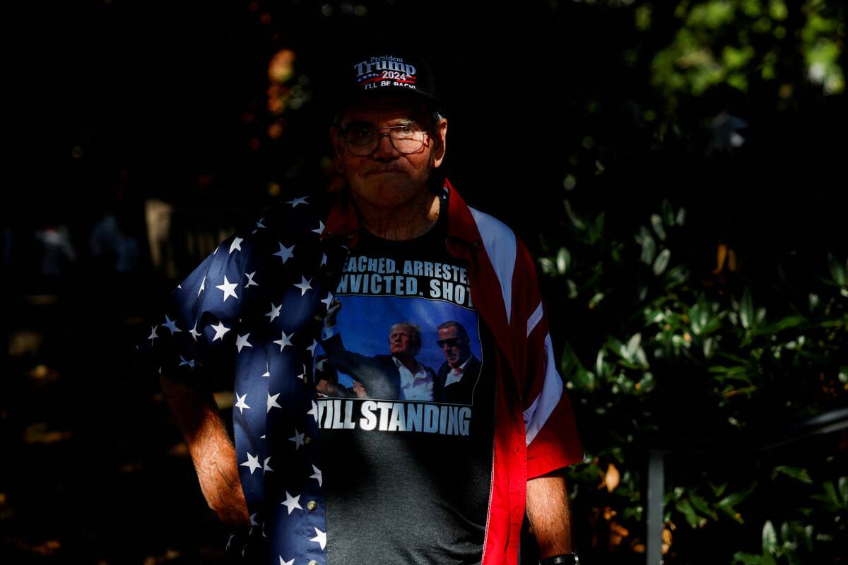 En la previa, camisetas, gorras y demás souvenirs fueron los protagonistas. Foto: Reuters.