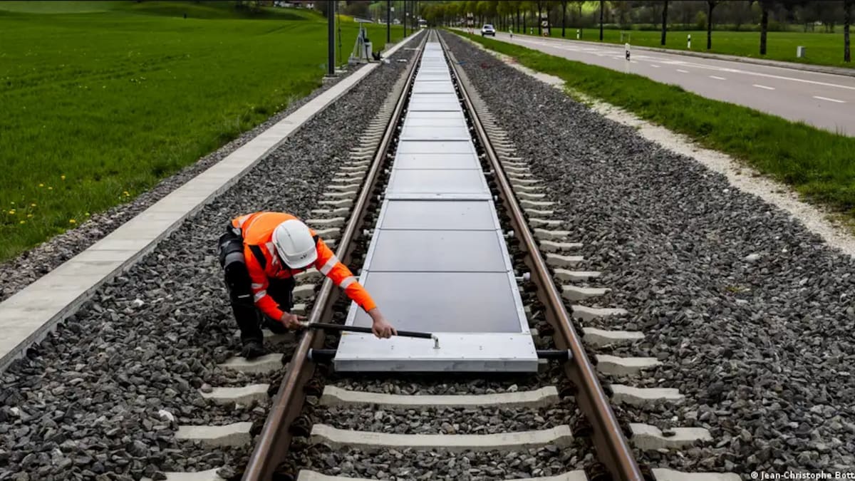 Suiza genera energía solar en las vías del tren sin interrumpir el tránsito: cómo funciona este revolucionario proyecto