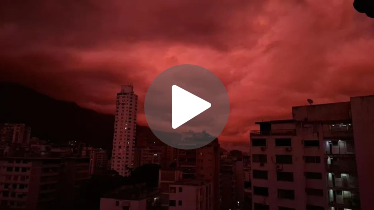 Impactantes videos: un extraño fenómeno tiñó de rojo el cielo de Caracas días después de los terremotos