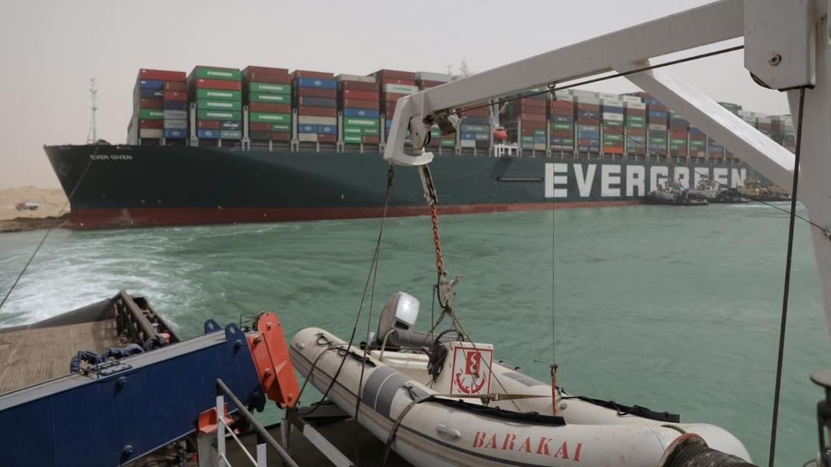 Encalló un carguero y bloqueó el Canal de Suez