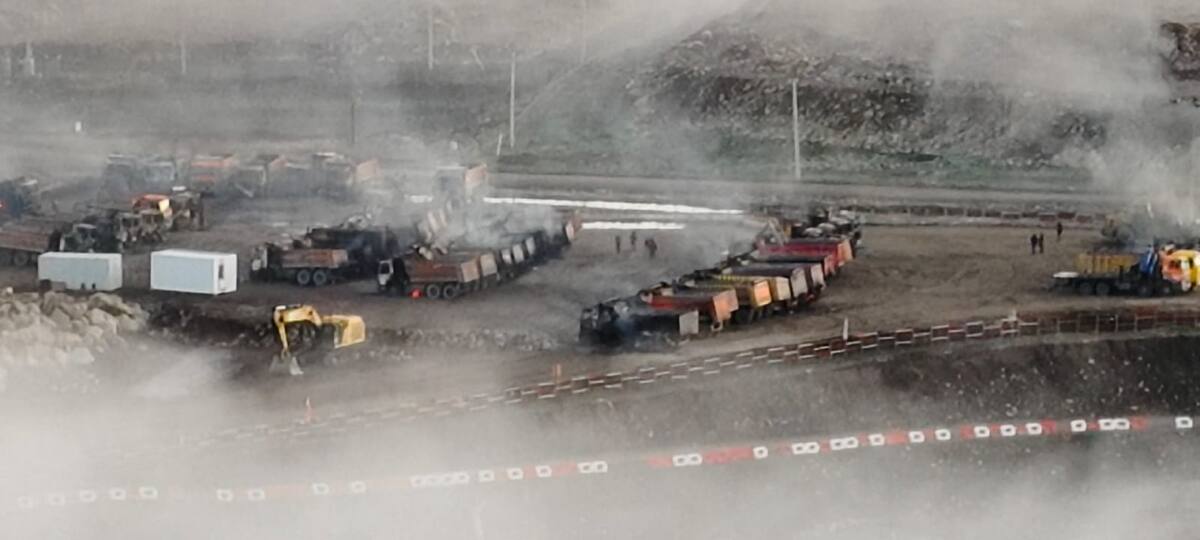 Encapuchados quemaron medio centenar de camiones en una hidroeléctrica en la Araucanía chilena. Foto: X / @aprachile.