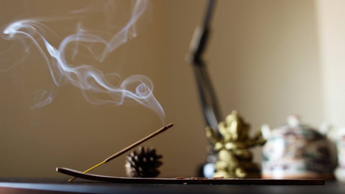 Encender un sahumerio sirve para la relajación y la meditación. Fuente: Unsplash.