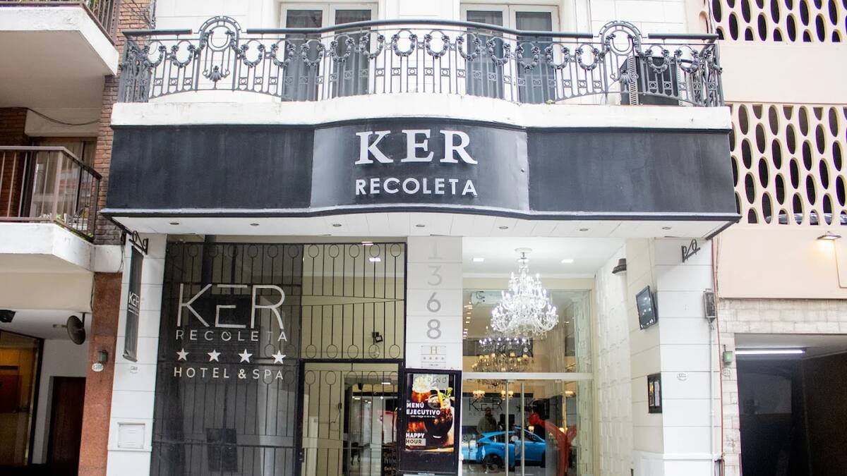 Encontraron muertos a una mujer de 41 años y a su hijo de 7 en un hotel de Recoleta.