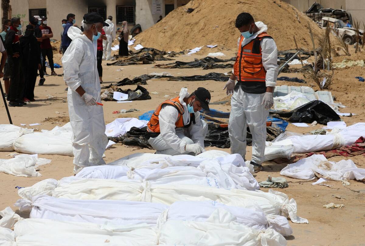 Encuentran una fosa común en Jan Yunis, Franja de Gaza. Foto: Reuters