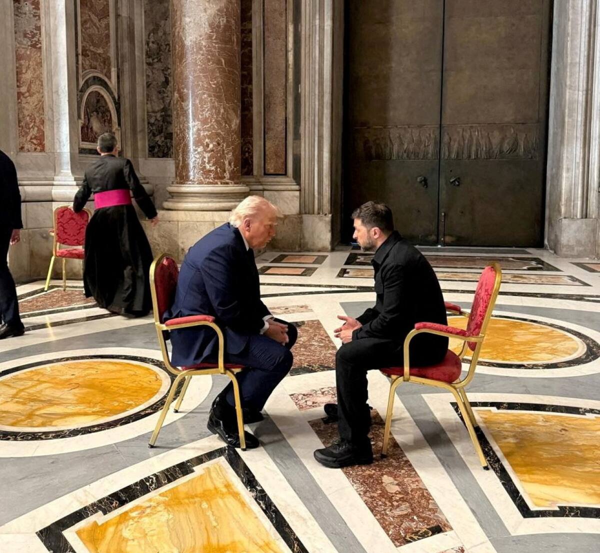 Encuentro de Donald Trump y Volodimir Zelenski en el funeral del Papa Francisco. Video: REUTERS.