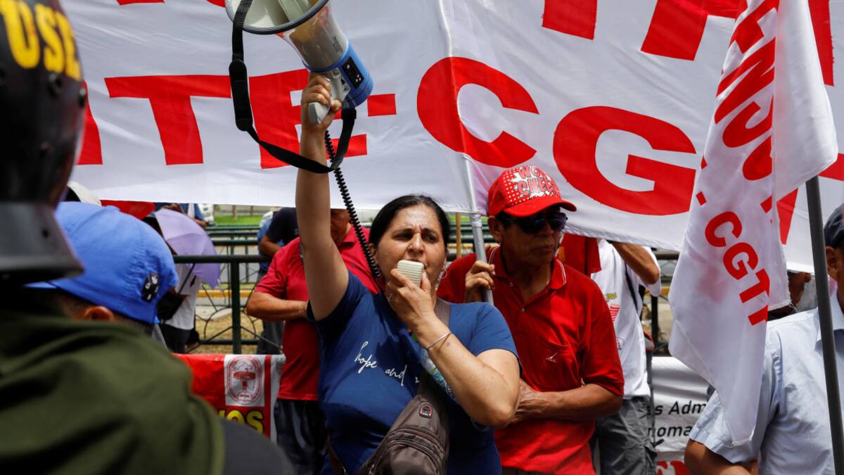 Endurecen los controles ante las protestas en Perú. Foto: Reuters.