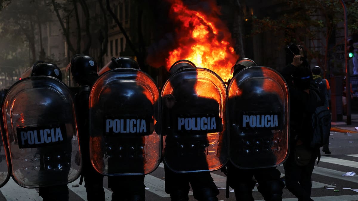 Marcha por los jubilados en fotos: graves destrozos e incidentes con barras bravas en el Congreso