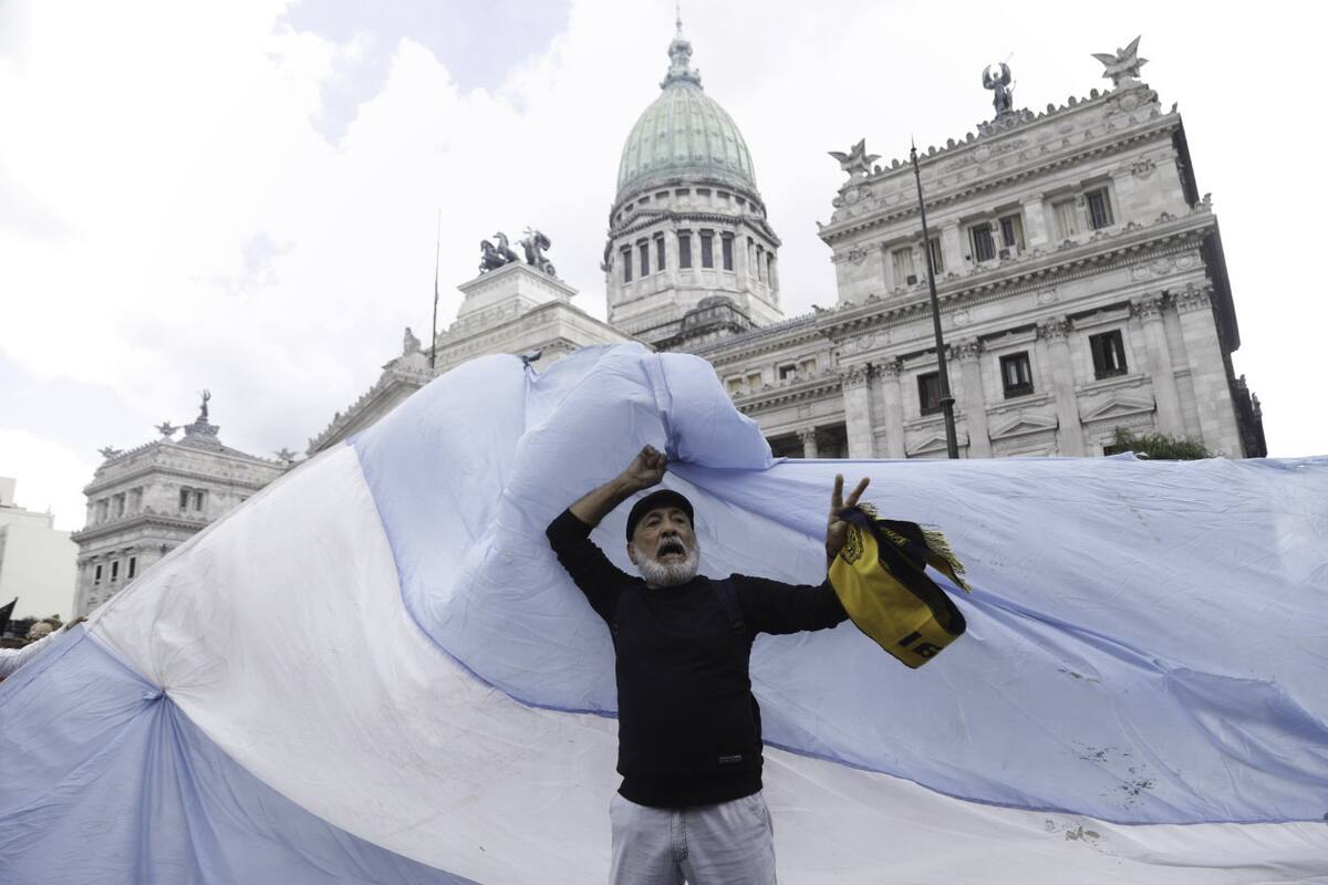 Enfrentamientos entre manifestantes y policías durante la protesta de los jubilados. Foto: NA/Damián Dopacio