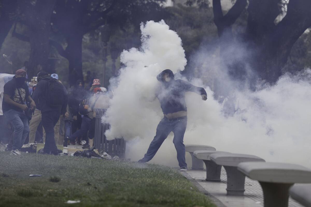 Enfrentamientos entre manifestantes y policías durante la protesta de los jubilados. Foto: NA/Damián Dopacio