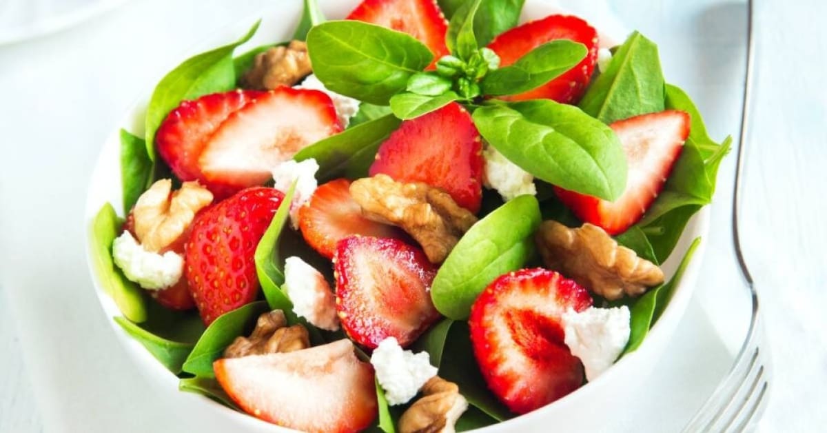 Ensaladita de espinaca y frutillas. Fuente: Pexels.