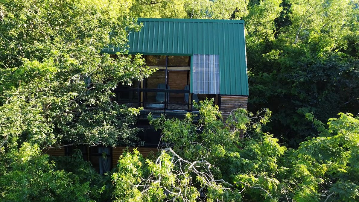 Vistas únicas y descanso asegurado: el hotel argentino que permite dormir entre árboles en un entorno único