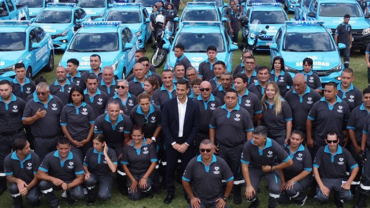 Entrega de móviles en Lanús