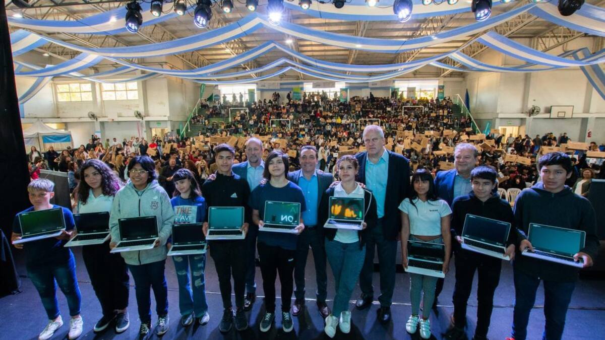 Andrés Watson y Martín Insaurralde entregaron netbooks para los estudiantes secundarios