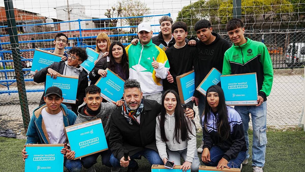 Entrega de notebooks en Merlo. Foto: Twitter @gustavomenendez
