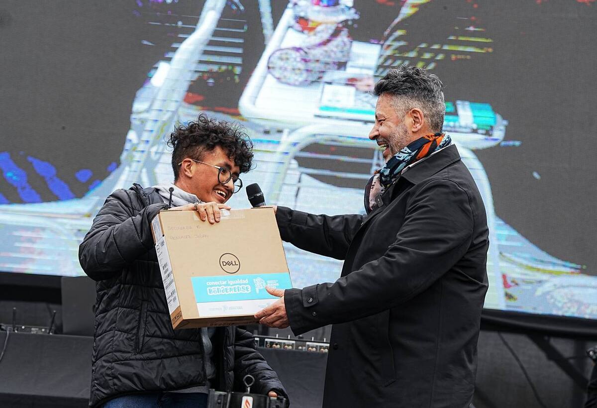 Entrega de notebooks en Merlo. Foto: Twitter @gustavomenendez