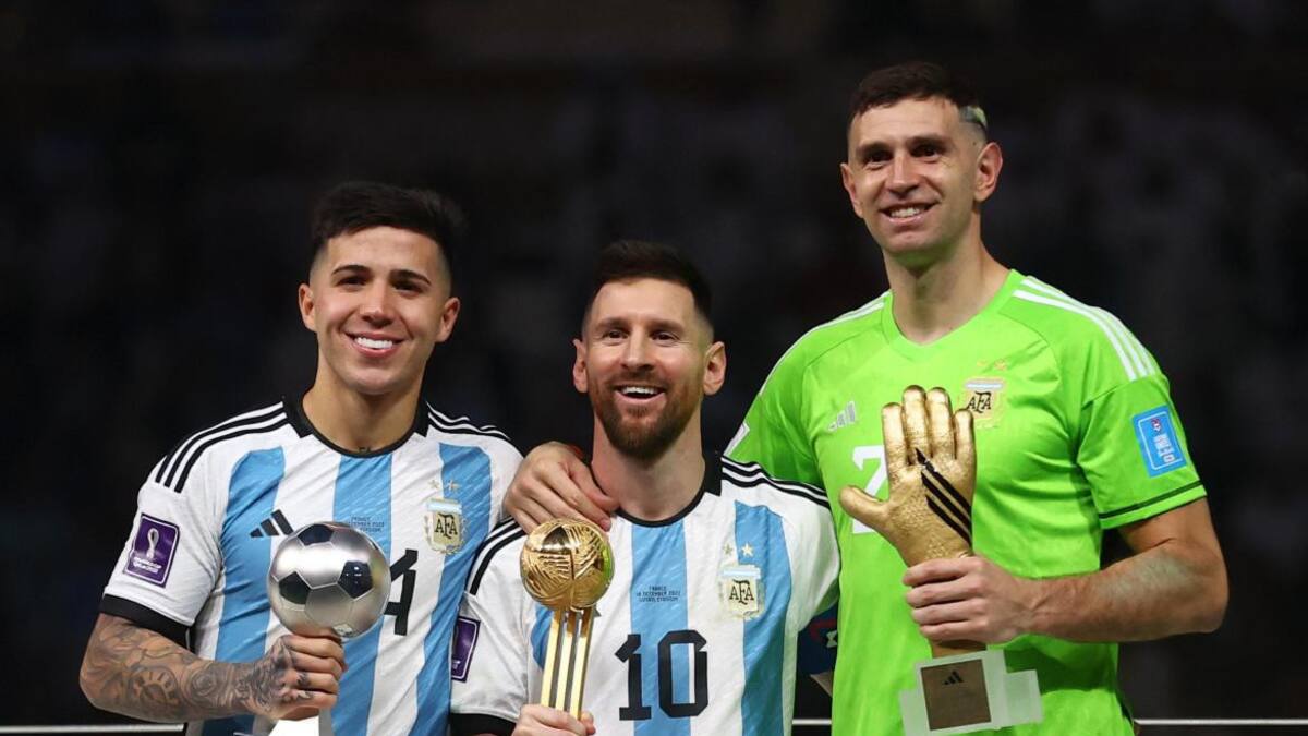Enzo Fernández, Lionel Messi y Emiliano Martínez. Foto: NA.