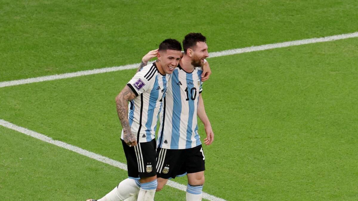 Enzo Fernández y Lionel Messi vs. México; Qatar 2022. Foto: Reuters.