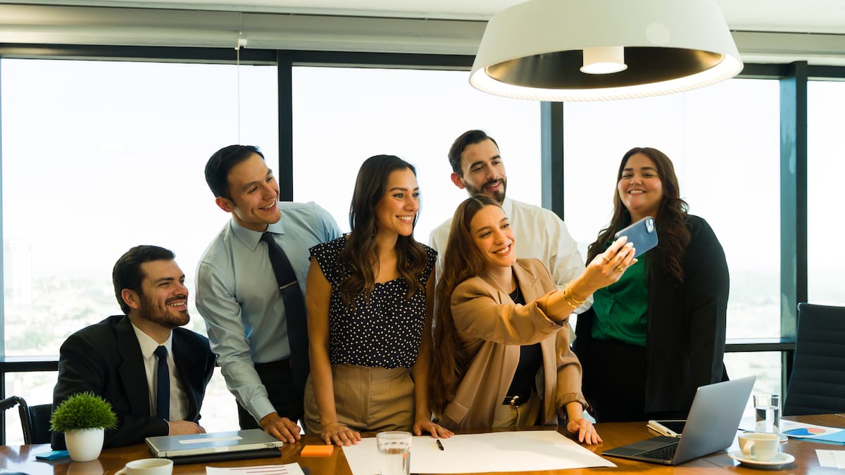El nuevo “bienestar laboral” contempla la salud mental y el clima organizacional para trabajar mejor: cómo las empresas empiezan a cuidar lo que no se ve