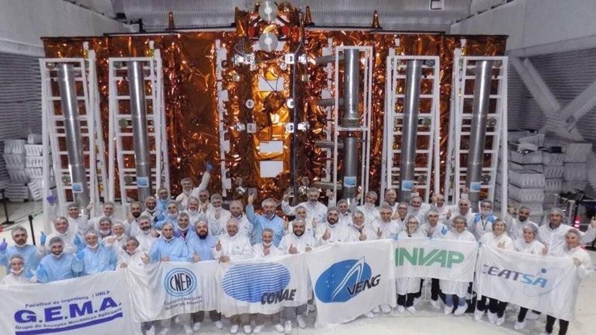 Equipo de trabajo del satélite argentino Saocom 1B