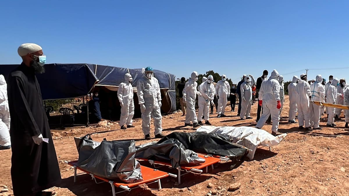 Equipos de rescate frente a cadáveres de víctimas. Foto: EFE
