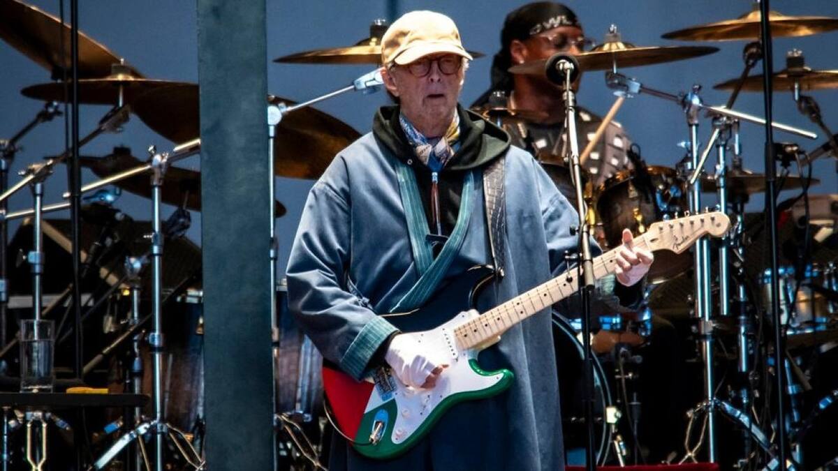 Eric Clapton cantó con una guitarra con los colores de Palestina en Vélez. Fuente: NA
