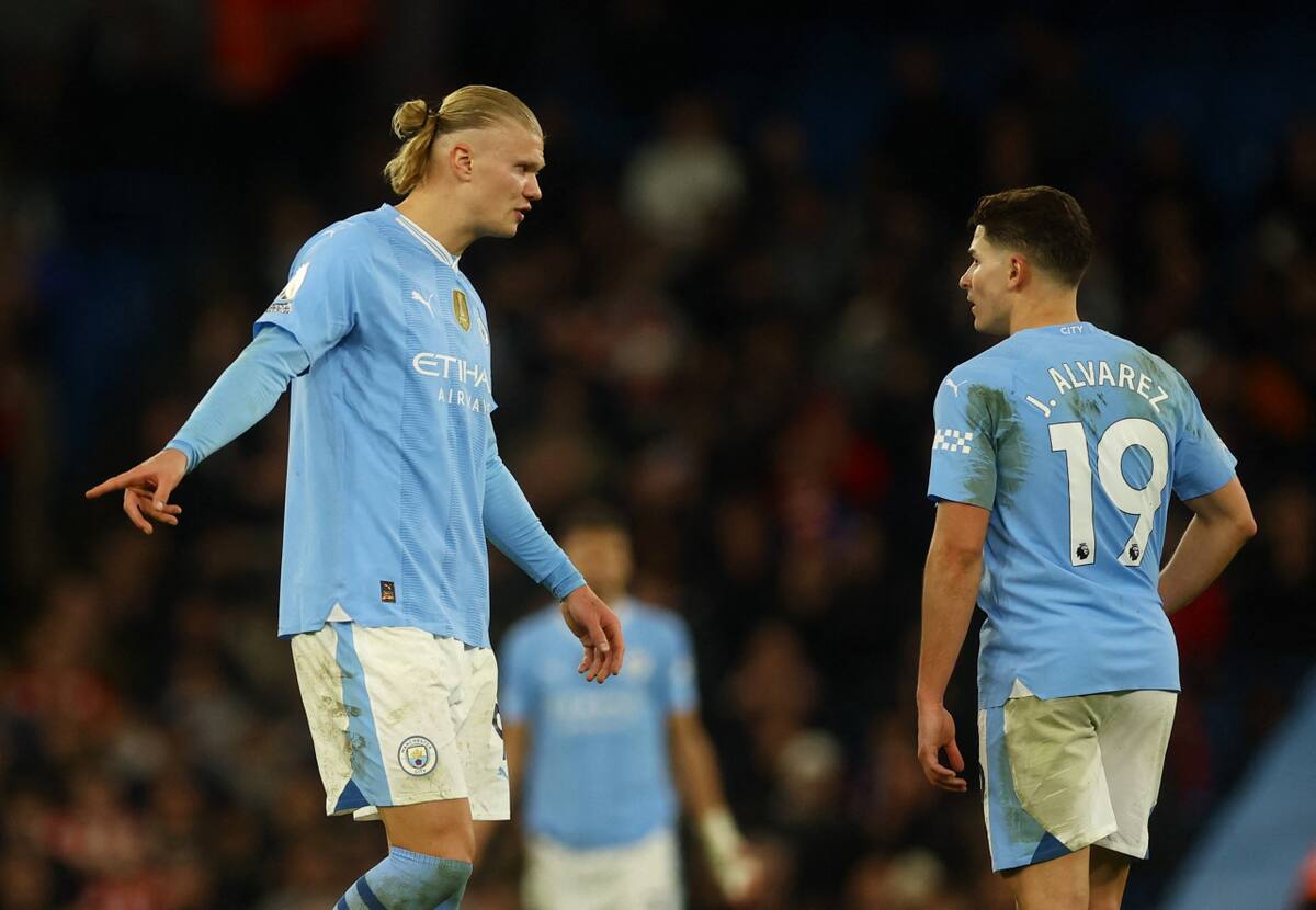 Erling Haaland y Julián Álvarez en el Manchester City. Foto: REUTERS.