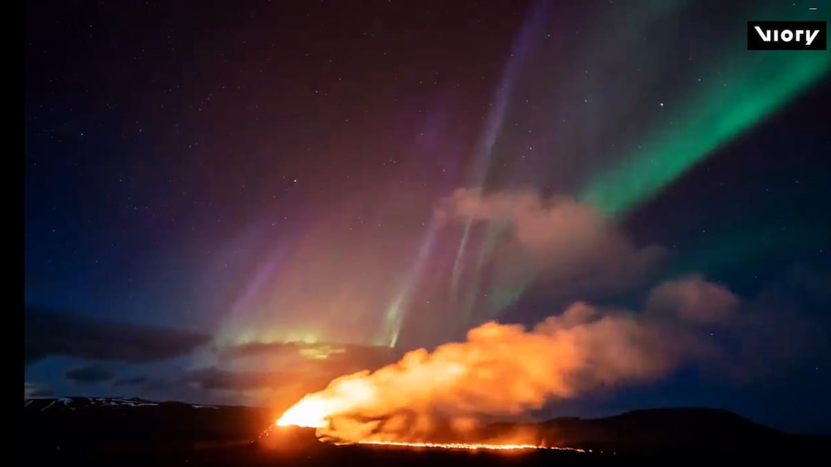 Erupción volcánica y aurora boreal en Islandia