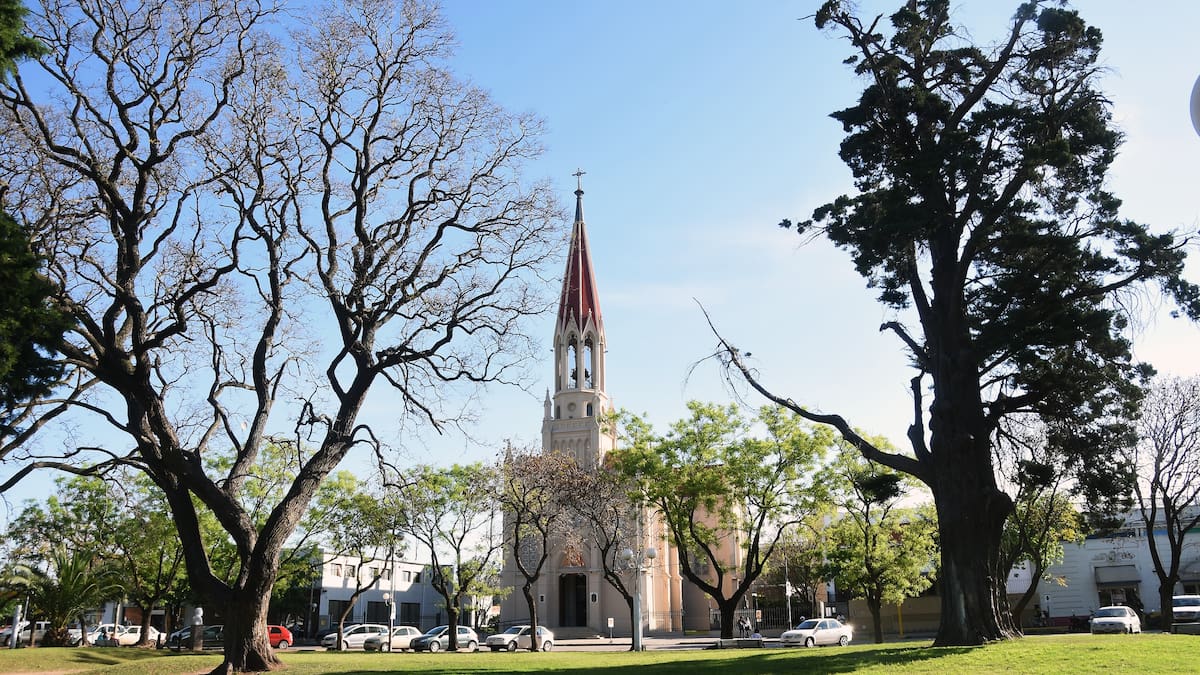 Es conocido por sus carnavales, casas antiguas y ambiente de pueblo: el lugar ideal para una escapada diferente desde Buenos Aires