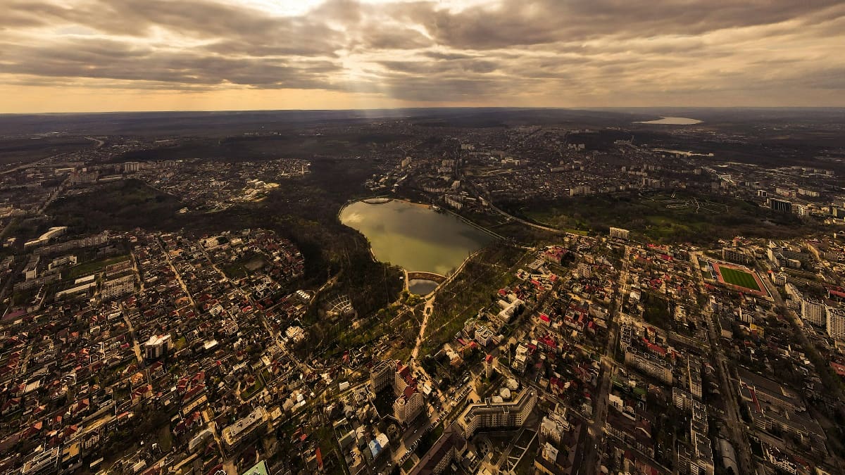 Pocos lo visitan, pero es el país más barato de Europa y guarda una ciudad subterránea del vino de 120 kilómetros