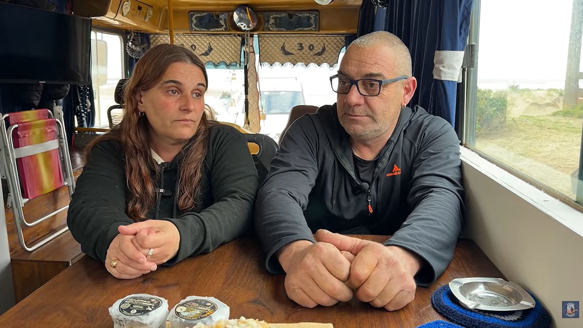 Es mecánico y convirtió un micro escolar en una casa rodante con energía solar e internet.