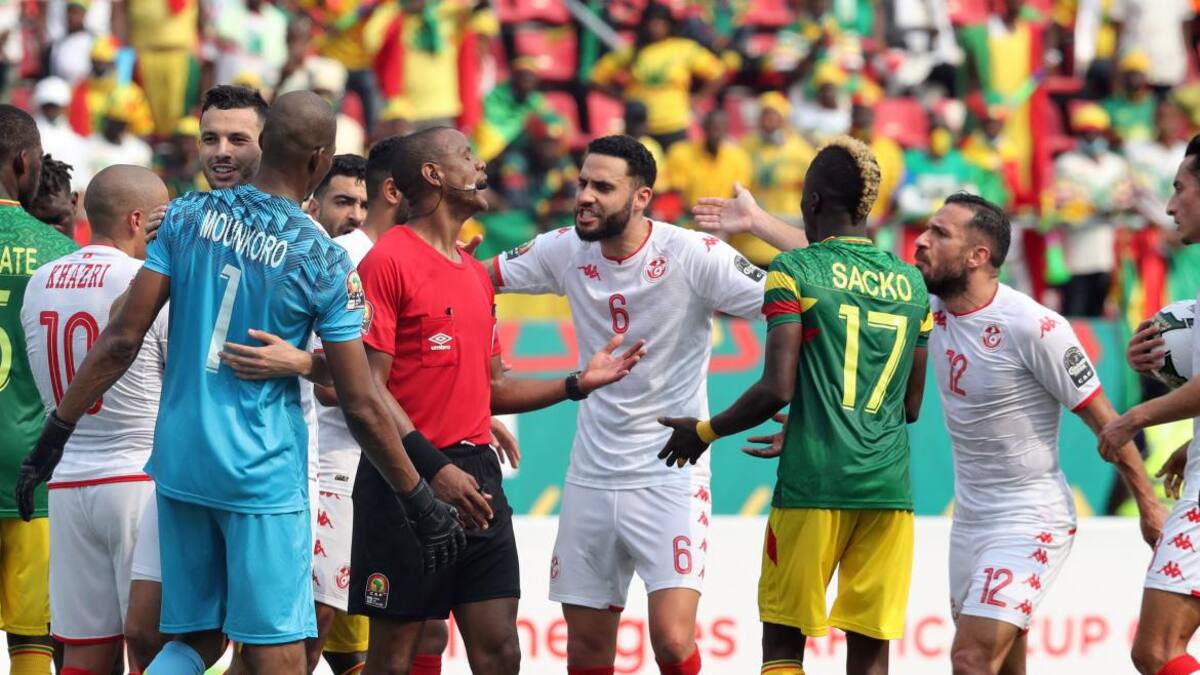 Escándalo en la Copa África por el árbitro del partido entre Túnez y Mali, REUTERS
