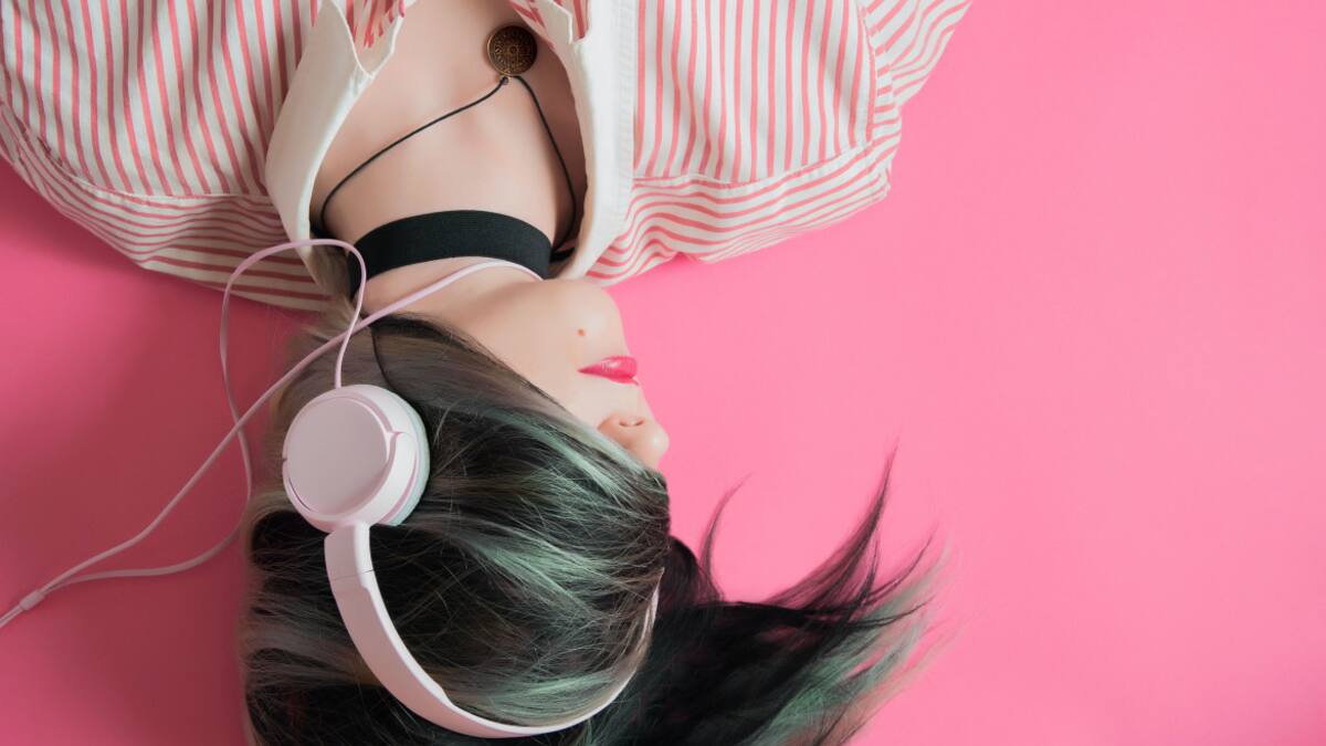 Escucha música con toda nuestra atención ayuda para potenciar la memoria. Foto Unsplash.