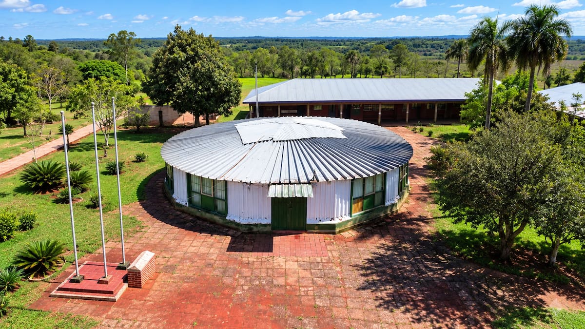 Vista aérea de la Escuela N° 258, ubicada en Campo Ramón, departamento de Oberá, Misiones.