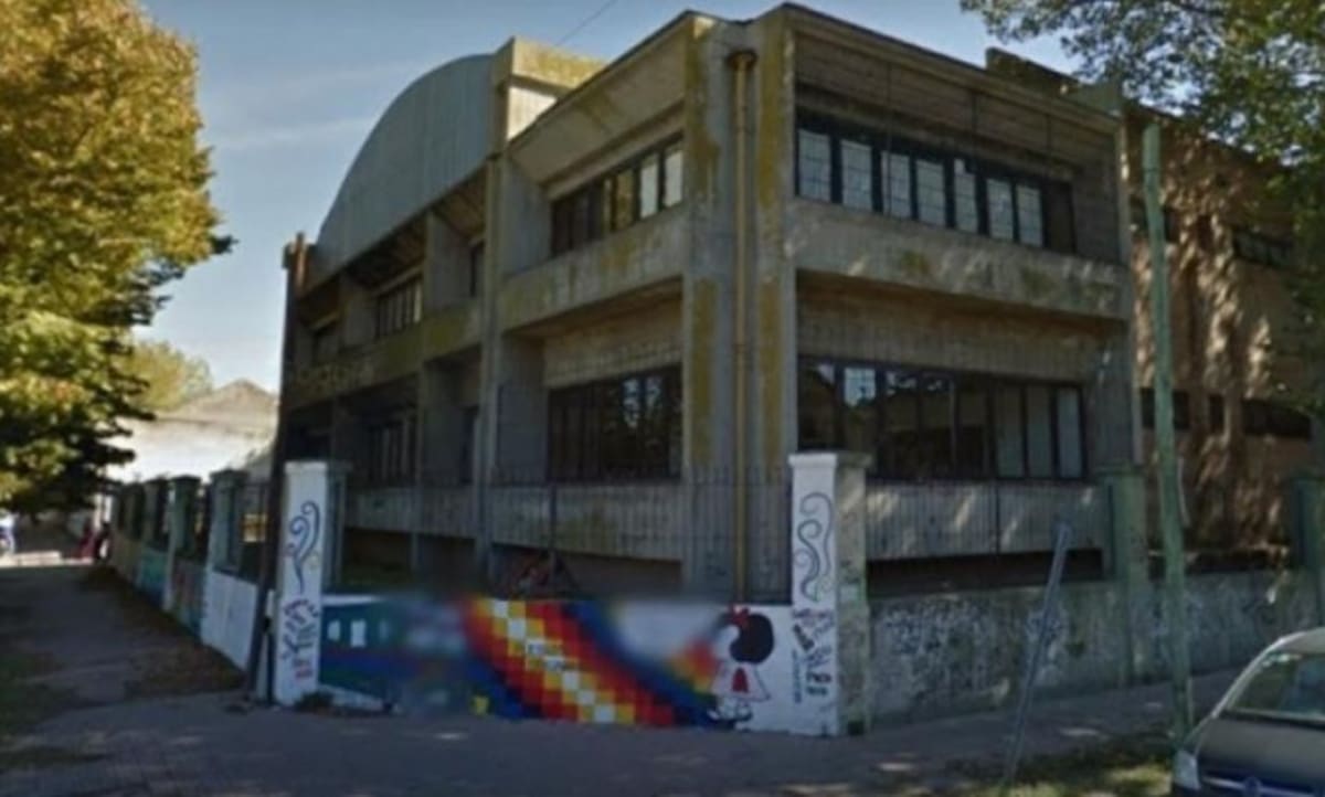 Escuela de Necochea donde fue atacada una docente. Foto: NA.