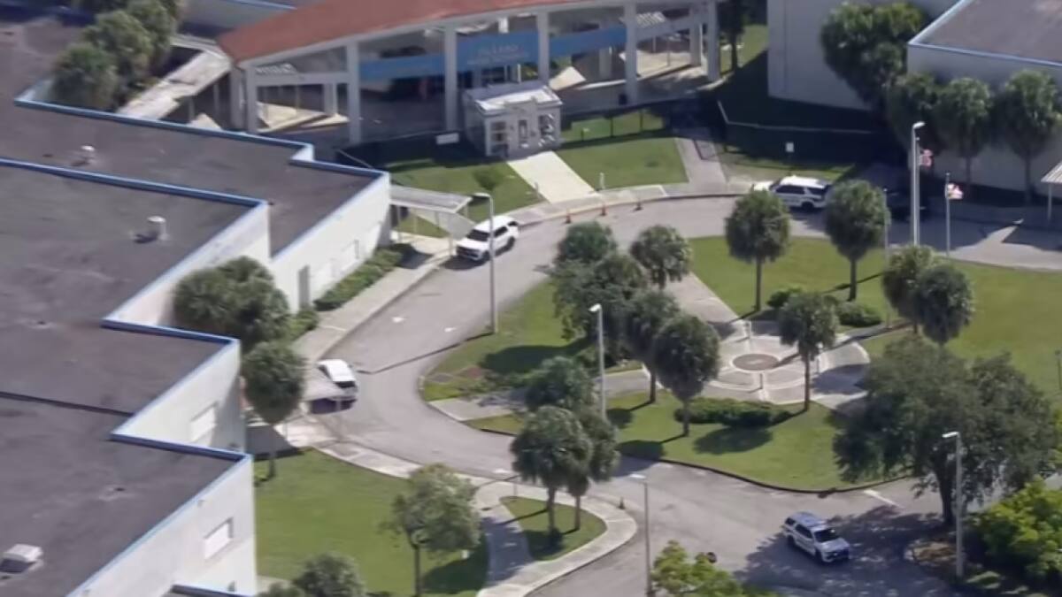 Escuela secundaria de Florida donde un estudiante terminó detenido por portar un arma. Foto: Gentileza WPLG.