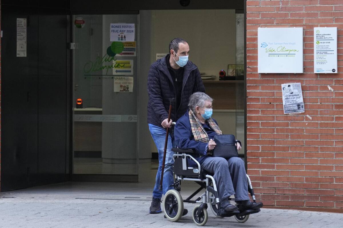 España impondrá el uso de la mascarilla en centros de salud por una nueva ola de gripe. Foto: EFE