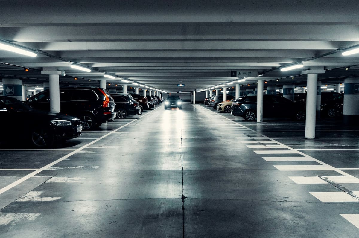 Estacionamiento subterráneo. Foto: Unsplash