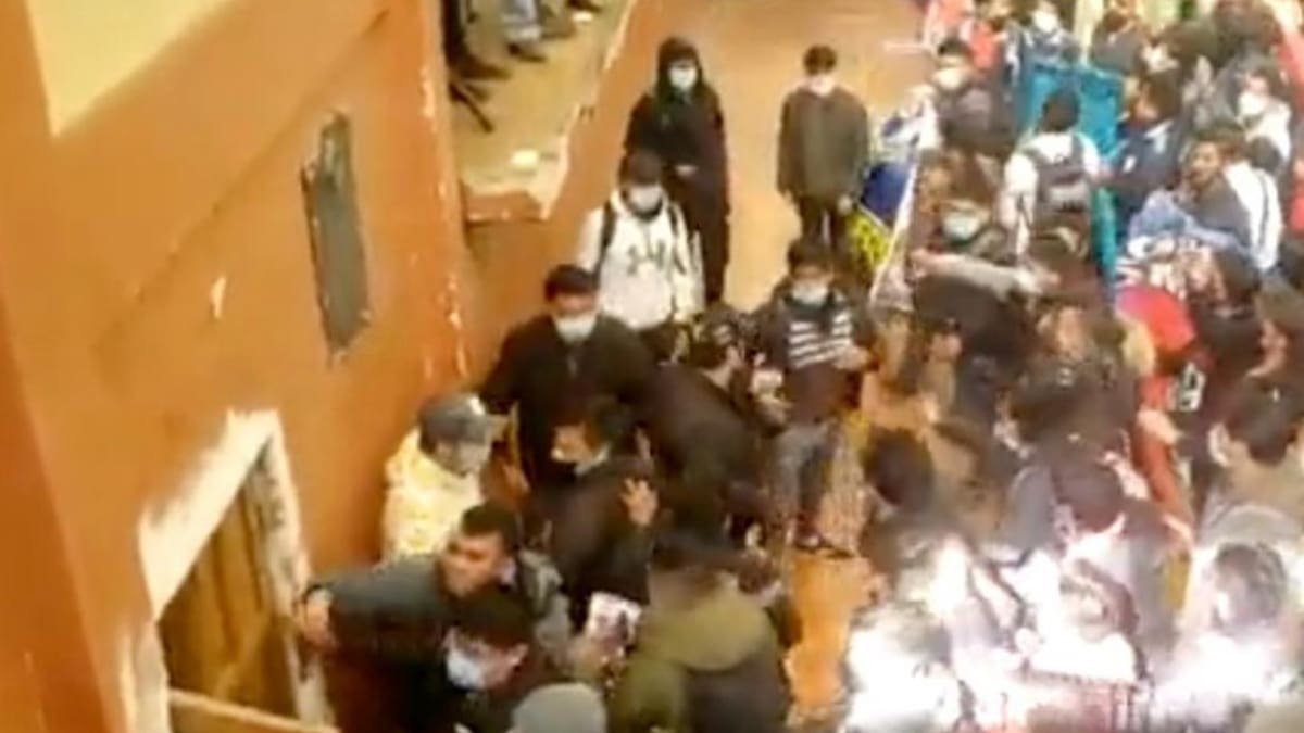 Estampida humana en una universidad de Bolivia. Foto: Captura.