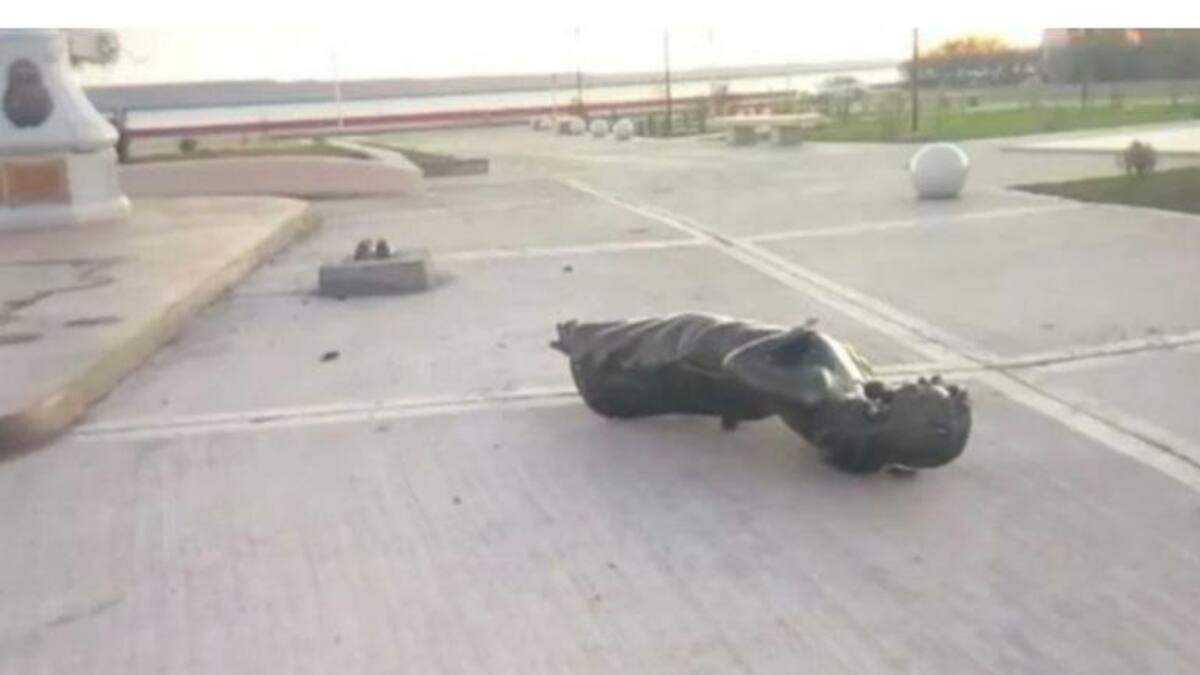 Estatua vandalizada de Cristina Kirchner en Río Gallego, foto NA