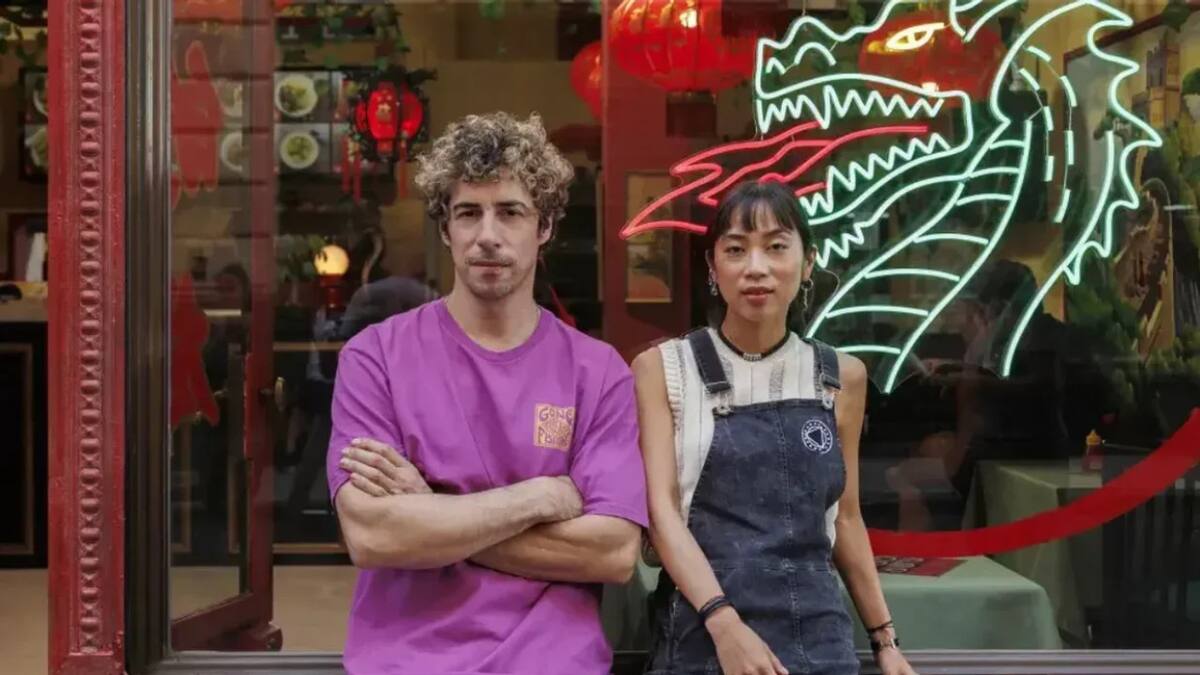 Esteban Lamothe y Débora Nishimoto en "Envidiosa". Foto: Netflix.