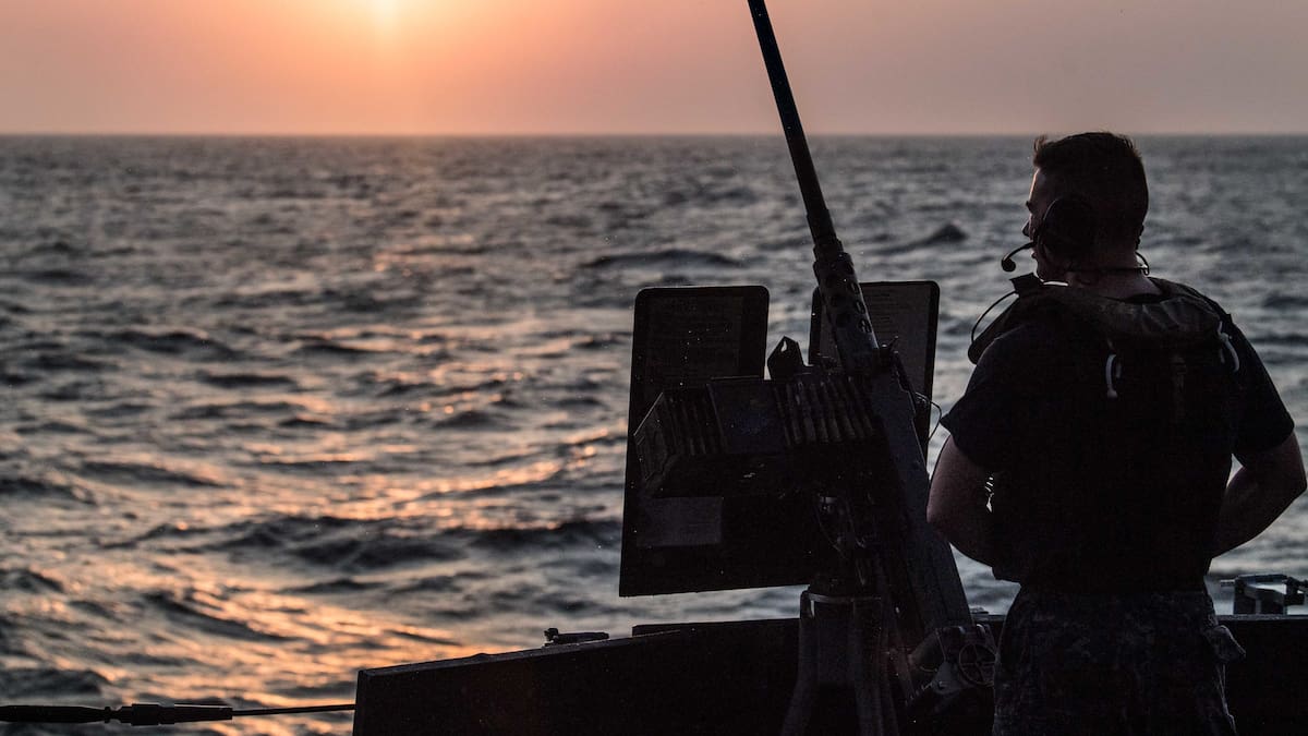 Crece la tensión: los hutíes avanzan en el estrecho de Bab al Mandeb mientras fuerzas yemeníes atacan puntos rebeldes