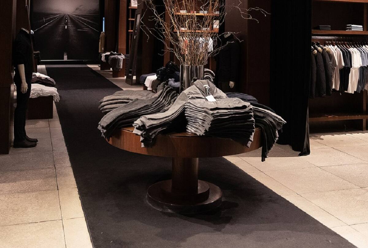 Etiqueta Negra anunció rebajas en sus prendas. Foto: Instagram @etiquetanegra