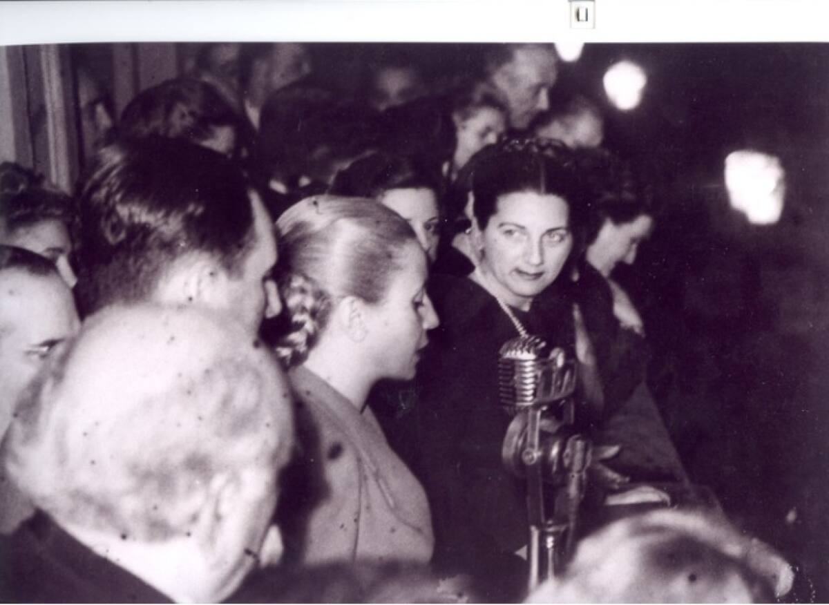 Eva Perón recibe en manos la ley 13.010 en el balcón de la Casa Rosada, junto a Clara Borlenghi, Juan Domingo Perón, Ángel Borlenghi, Juan Hortensio Quijano, entre otros. Foto: Ministerio de Cultura.