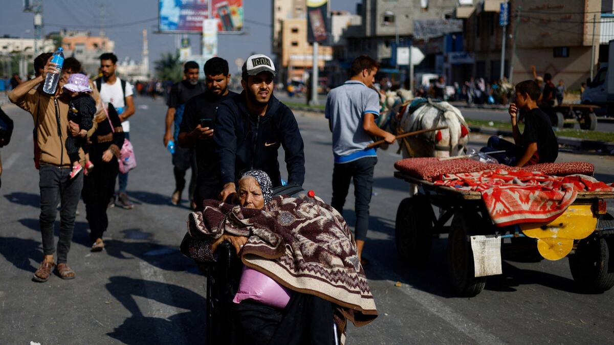 Evacuación de palestinos de Gaza tras los ataques de Israel. Foto: REUTERS.