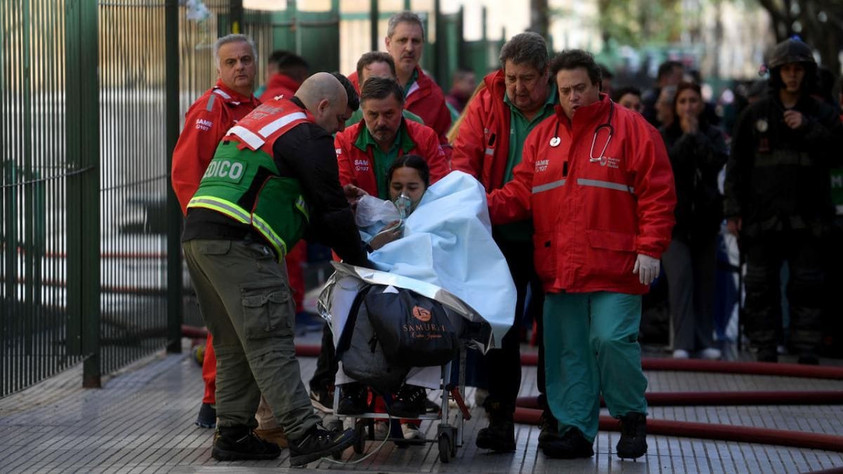 Evacuación en la UBA de Odontología. Foto: Télam.
