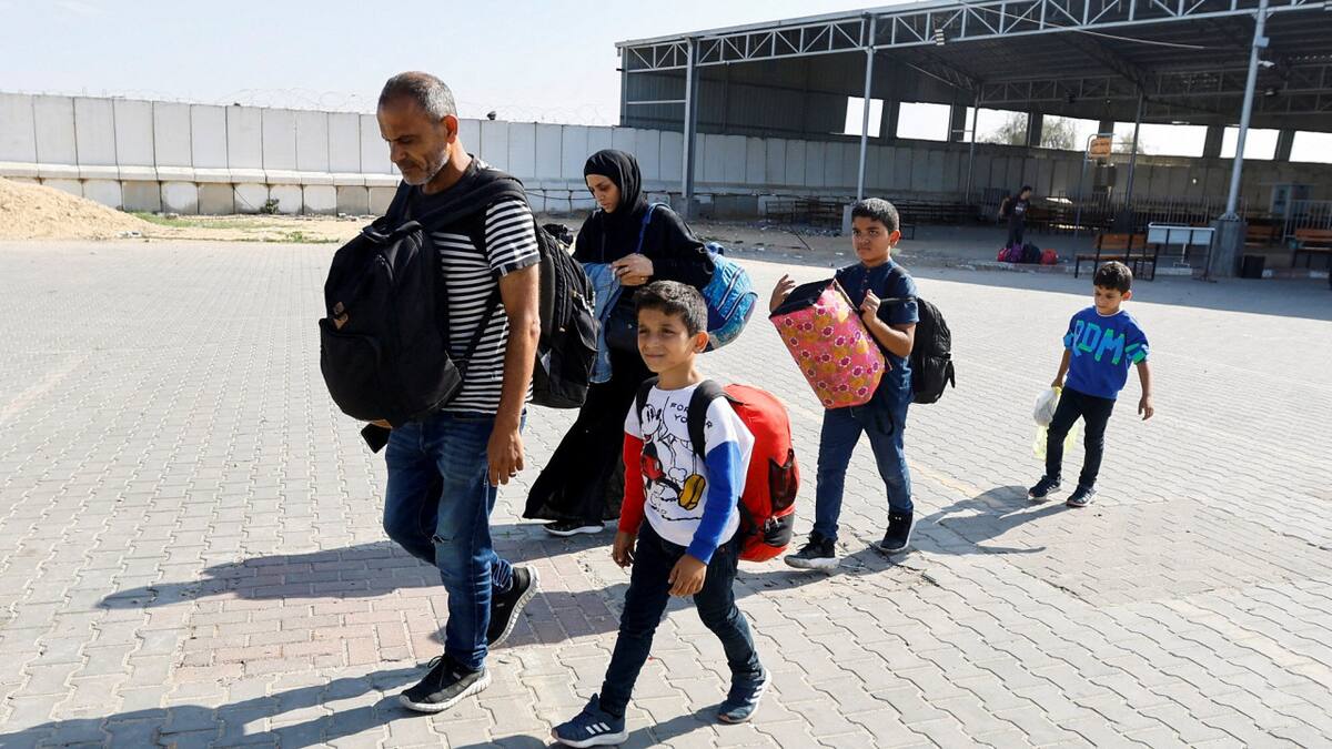 Evacuación por el paso de Rafah. Foto: Reuters.