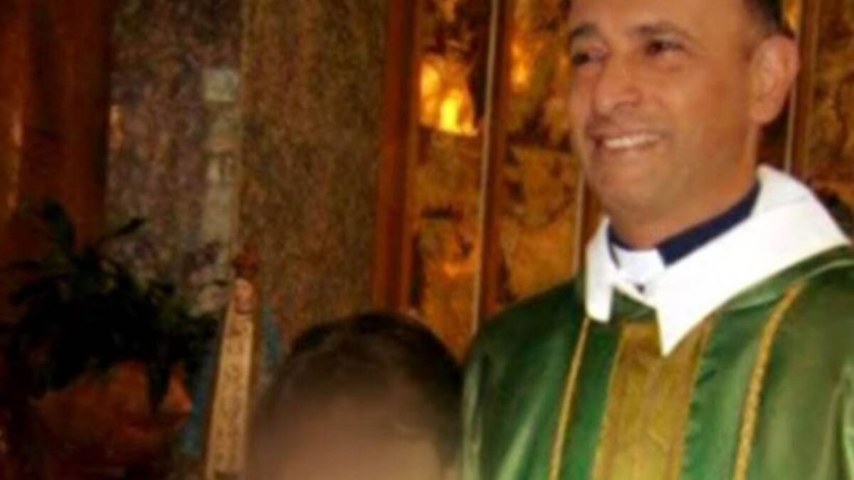 ex sacerdote Carlos Eduardo José, acusado de abusar nueve años de una alumna