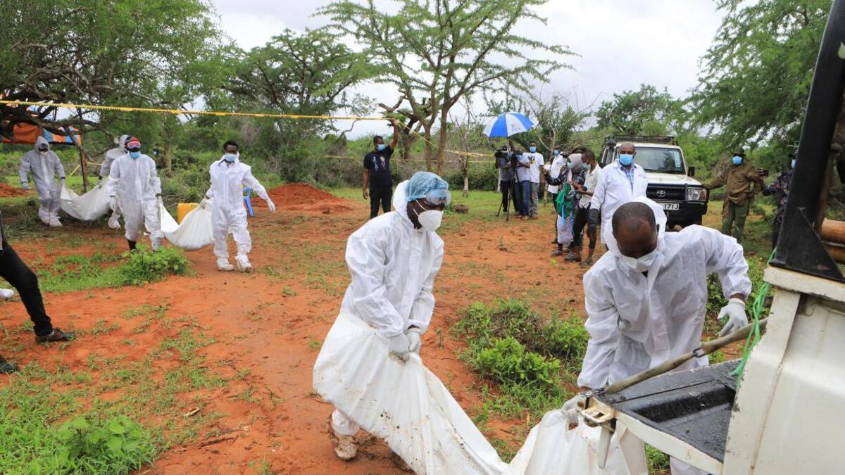 Exhumación de cuerpos en Kenia. Foto: Reuters.